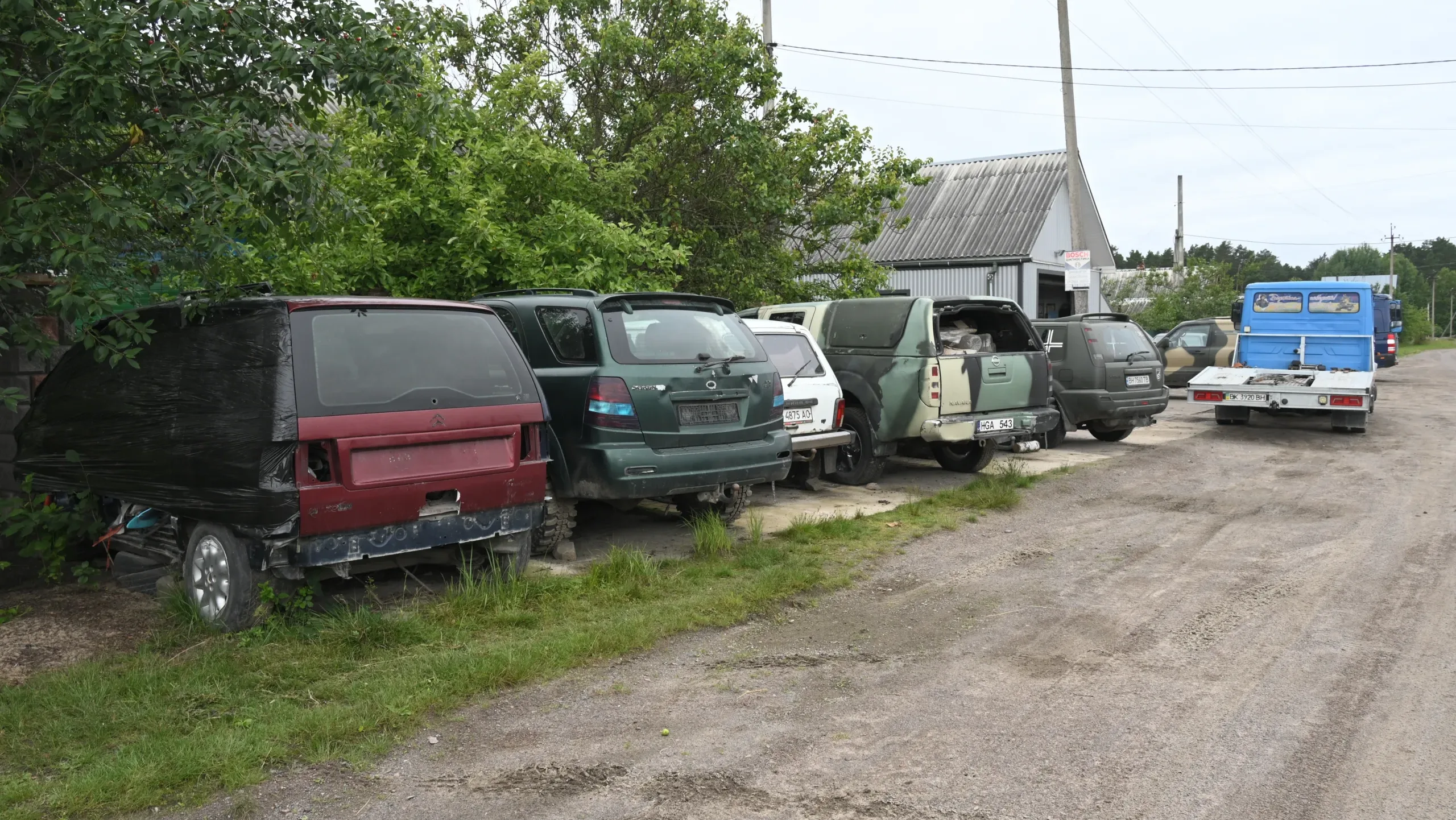 Автівки біля гаража Віталія Близюка