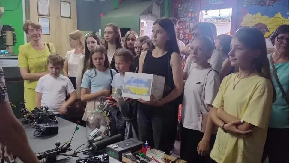 Школярі Володимирця передають гроші на fpv-дрони для військових