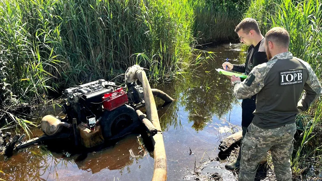 Старателі незаконно видобували бурштин поблизу села Переходичі