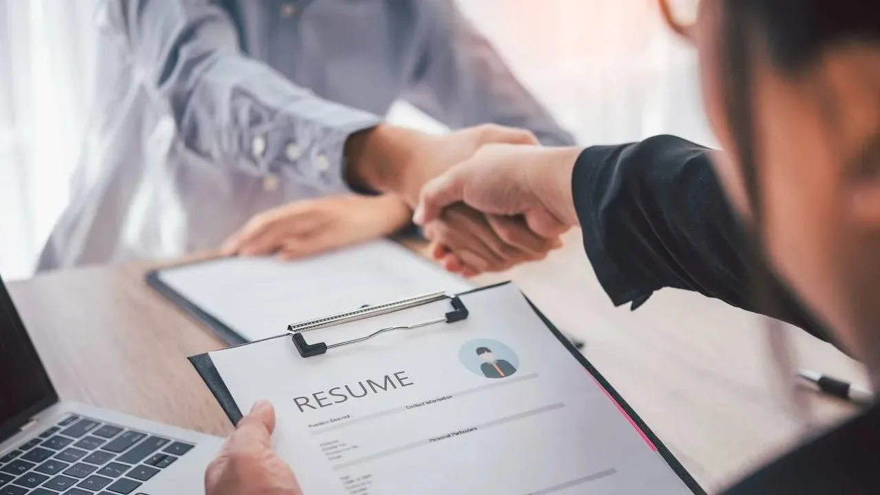 На Рівненщині роботодавці пропонують близько 30 вакансій із наданням житла або компенсацією витрат на проживання. Зарплати сягають 30 тисяч гривень.
