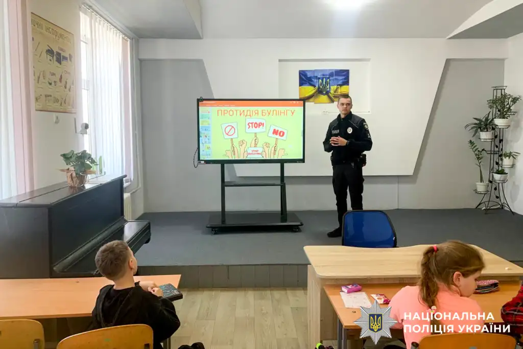 На Рівненщині розширюють систему шкільної безпеки: інспектори поліції працюють у 19 громадах