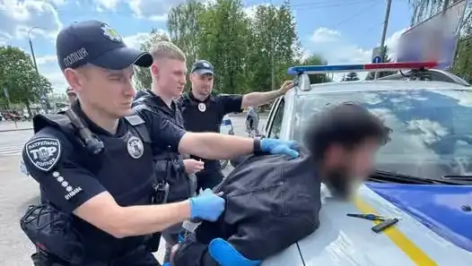 У Рівному патрульні затримали чоловіка, якого підозрюють у пограбуванні