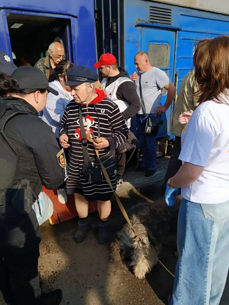 До Рівного прибув евакуаційний потяг із людьми, які залишили свої домівки через війну.
