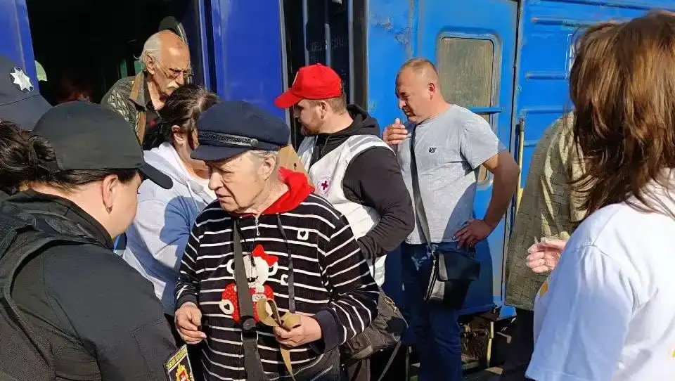 До Рівного прибув евакуаційний потяг із людьми, які залишили свої домівки через війну.