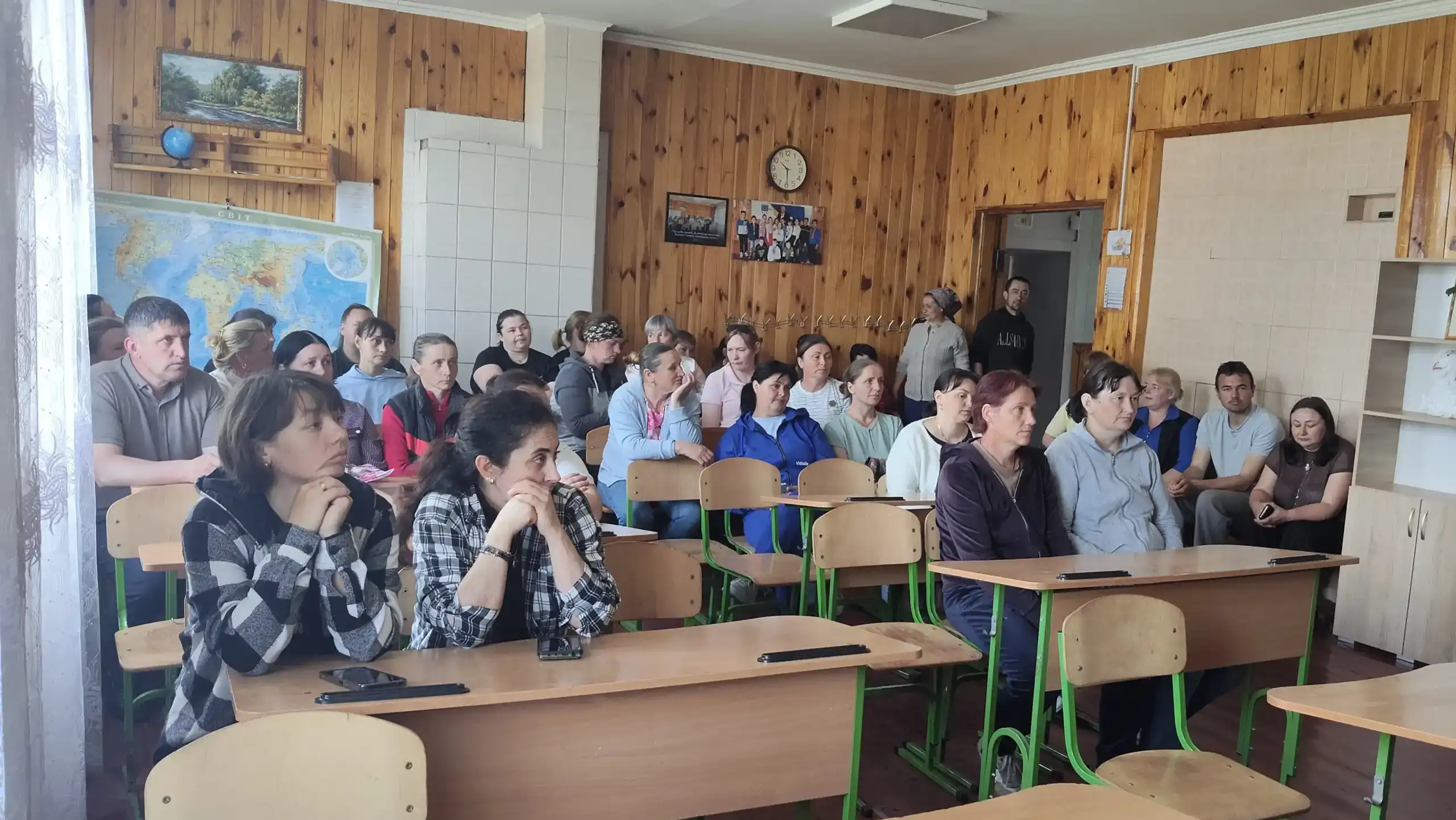 У Карасині на Рівненщині люди виступили проти об’єднання школи з ліцеєм.