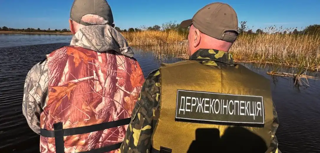 На Млинівському водосховищі екоінспектори вилучили понад 400 метрів заборонених сіток.