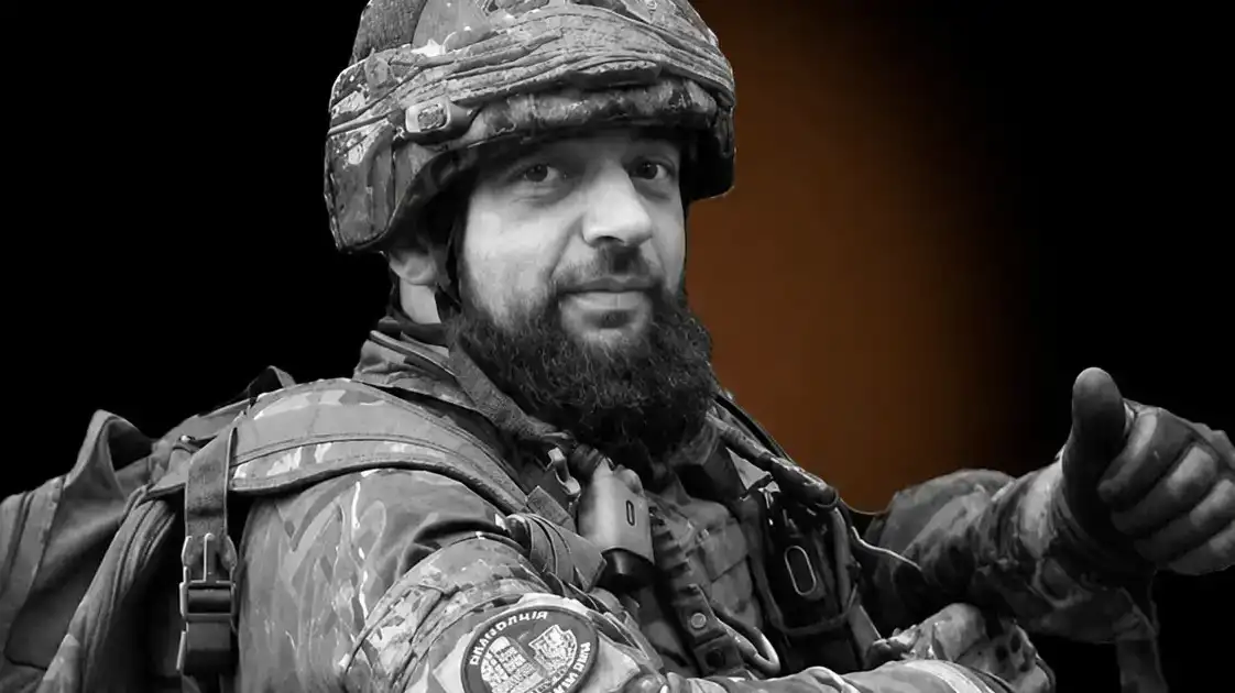 Президент України Володимир Зеленський посмертно відзначив орденом Богдана Хмельницького III ступеня поліцейського Олександра Крамаренка. Правоохоронець загинув у листопаді 2024 року на Костянтинівському напрямку.