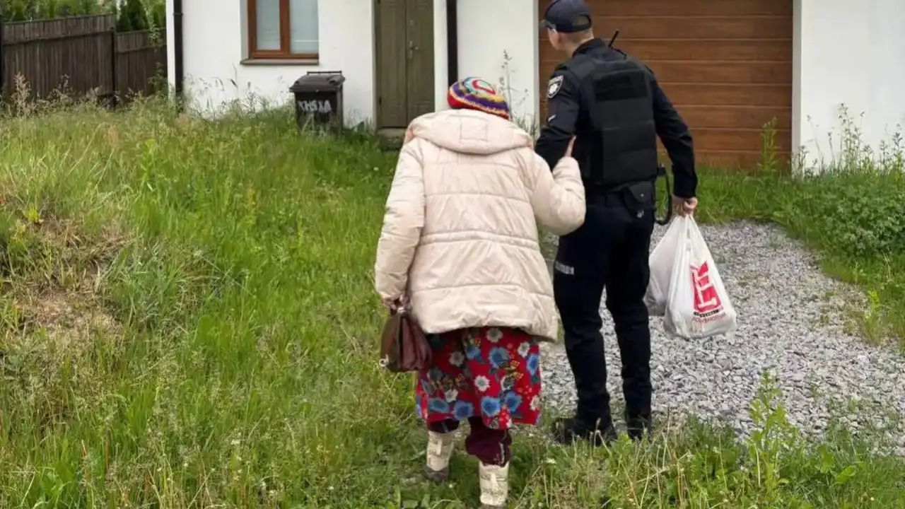 У Рівному патрульні допомогли літній жінці, яка не могла самостійно знайти дорогу додому. Пенсіонерку помітили відвідувачі магазину та викликали поліцію.