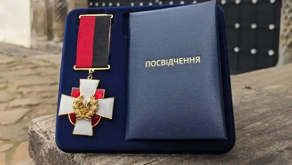 До фондів Острозького замку передали сигнальний екземпляр нагороди Рівненської обласної ради «Хрест Клима Савура». Незабаром відзнака стане частиною музейної експозиції.