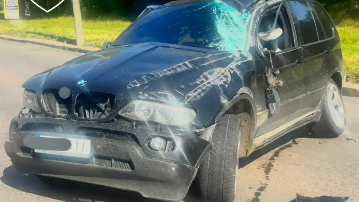 У Рівному на вулиці Київській перекинувся позашляховик. Поліцейські охорони, які стали свідками аварії, допомогли водію вибратися з автомобіля та забезпечили безпеку руху.