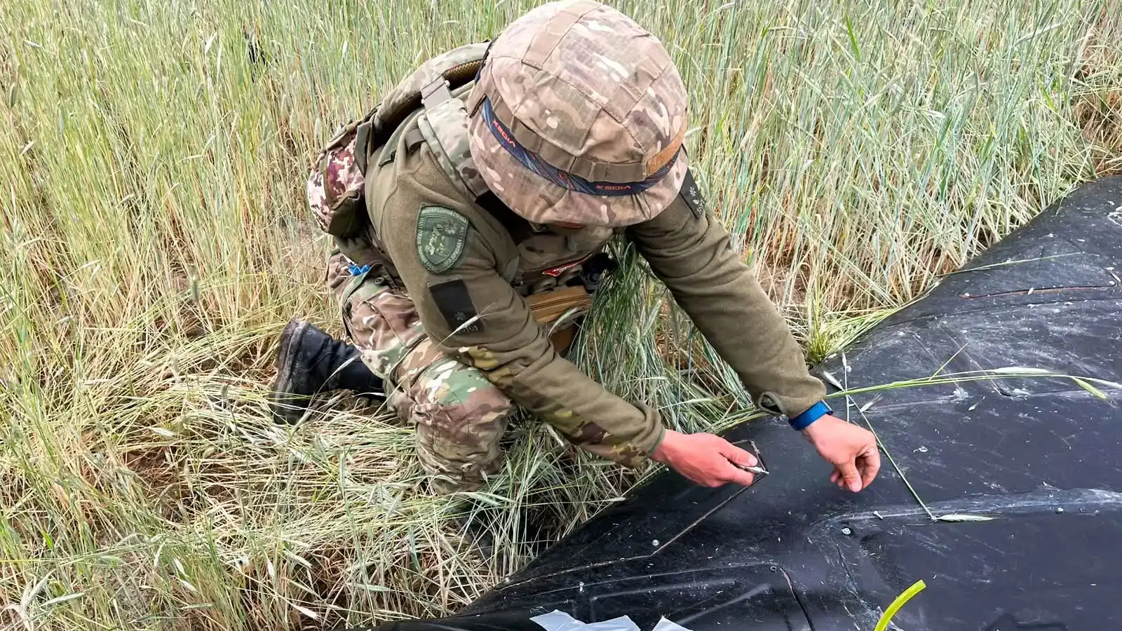 У Сарненському районі вибухотехніки поліції знешкодили бойову частину російського безпілотника, який після збиття силами протиповітряної оборони впав у полі.
