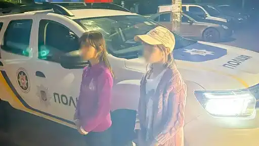 На Рівненщині правоохоронці оперативно розшукали двох малолітніх дівчат, про зникнення яких повідомила опікунка. Діти самостійно поїхали до Рівного, а потім опинилися у Здолбунові.