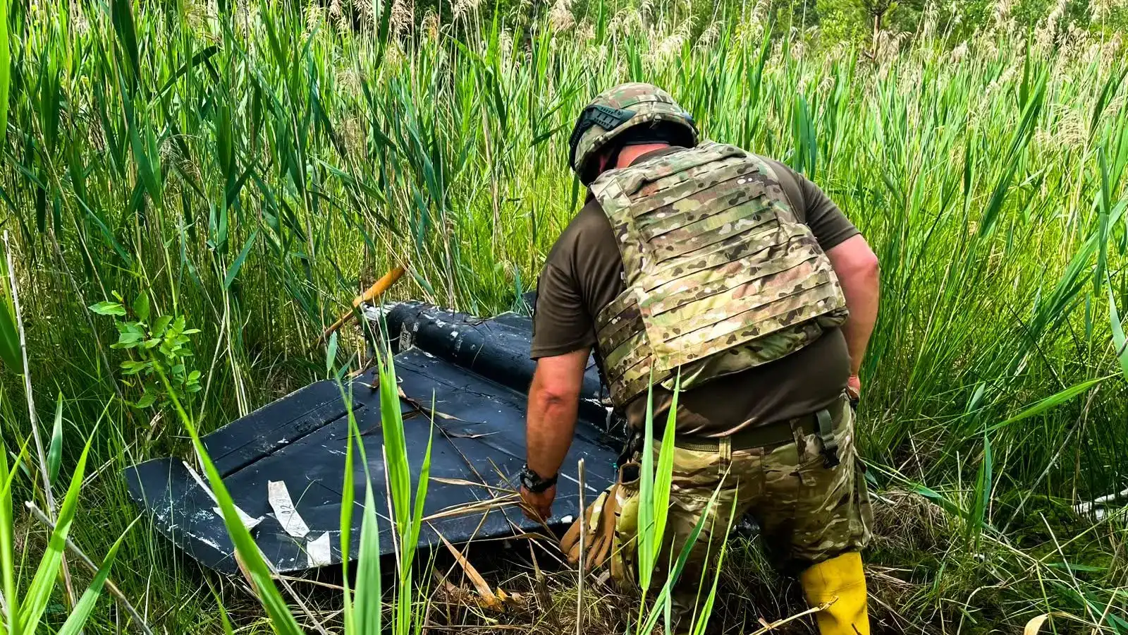 На Рівненщині вибухотехніки поліції продовжують знешкоджувати уламки російських безпілотників. Один із дронів упав на господарську будівлю, ще один пошкоджений БпЛА виявили на Сарненщині.