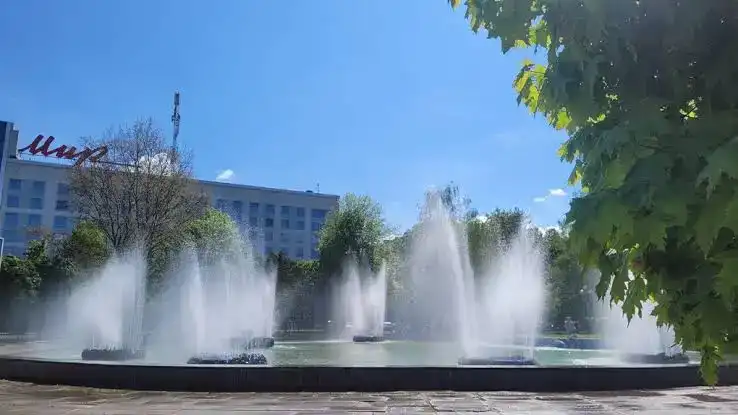 У Рівному планують демонтувати великий фонтан біля алеї Чайки та облаштувати на його місці сухий фонтан. Для реалізації проєкту вже підписали меморандум про співпрацю.