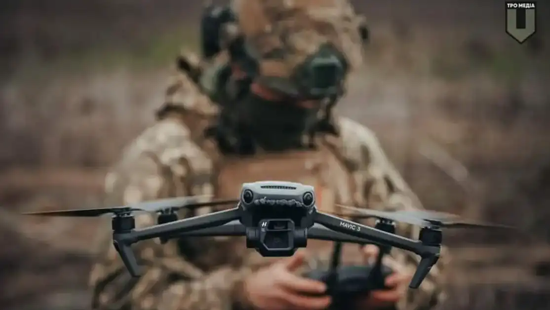 Рівненська міська рада 6 год · Рівненська громада продовжує системно підтримувати Сили оборони України Від Рівненської громади для 17 військових частин передали 34 дрони Mavic 3T, які допомагатимуть нашим захисникам і захисницям виконувати бойові завдання, проводити розвідку та оперативно реагувати на загрози на передовій. «Також завдяки співпраці з Городоцькою громадою для 8 військових частин передали ще 17 дронів Mavic 4 Pro. Така взаємодія громад — це приклад спільної відповідальності та підтримки українських військових у непростий для країни час», — зазначив секретар Рівненської міської ради Віктор Шакирзян. Дякуємо нашим захисникам за мужність, стійкість і захист України. Працюємо далі заради спільної перемоги. *Реалізовано за кошти платників податків