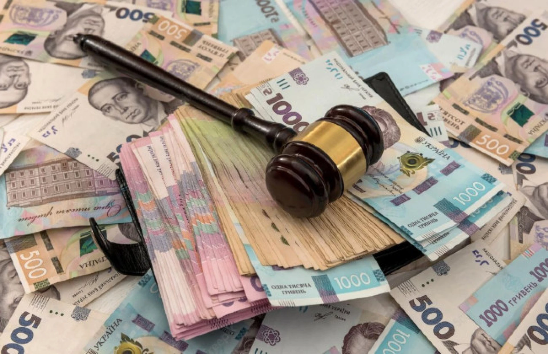 Майже 600 тисяч гривень переплати: у Рівному судитимуть трьох посадовців шкіл
