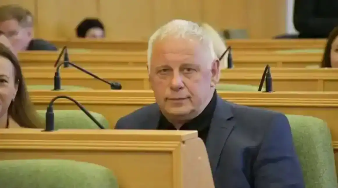 У Рівненській обласній раді достроково припинили повноваження першого заступника голови ради Миколи Кучерука. Підставою стало непроходження спеціальної перевірки, передбаченої антикорупційним законодавством.