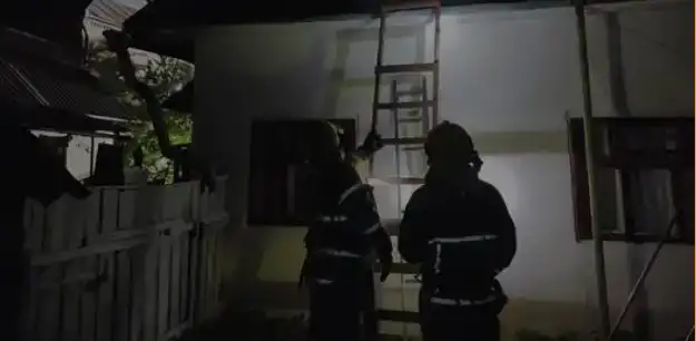 У селищі Смига Дубенського району сталася пожежа у житловому будинку. Рятувальники винесли із задимленого приміщення чоловіка та передали медикам.