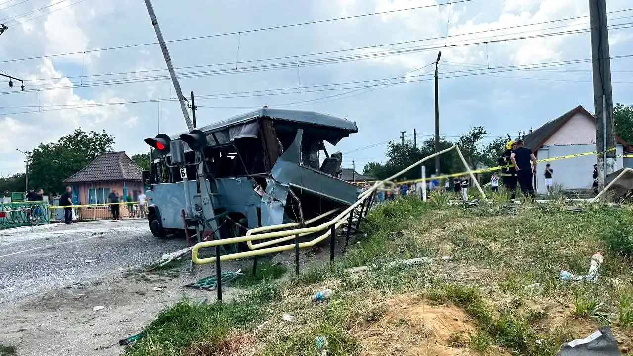 На Рівненщині після аварії за участю потяга та маршрутного таксі, в якій загинули четверо людей, повідомили про підозру водію маршрутки та регулювальнику залізничного переїзду.