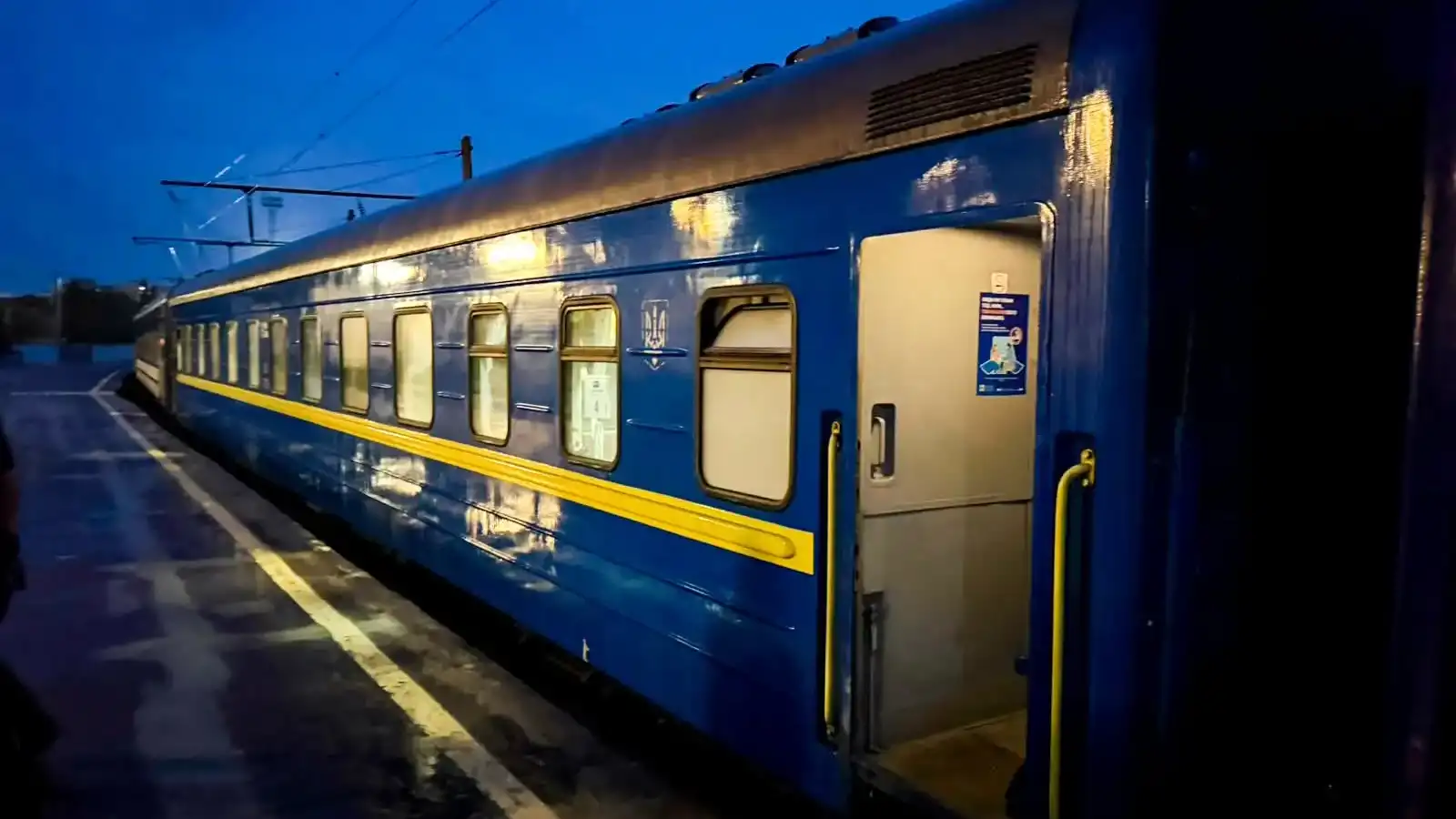 На залізничному вокзалі у Рівному пасажирський потяг смертельно травмував 52-річного чоловіка, який упав із перону на колії.