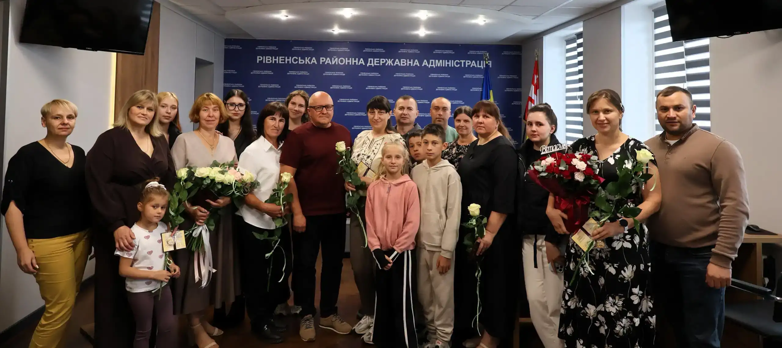 На Рівненщині сімом матерям вручили державні відзнаки «Мати-героїня»