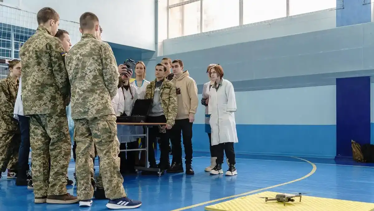 У Рівненській області функціонують 46 осередків для викладання предмета «Захист України». Навчання в них проходять майже 26 тисяч учнів 10–11 класів та закладів професійно-технічної освіти.