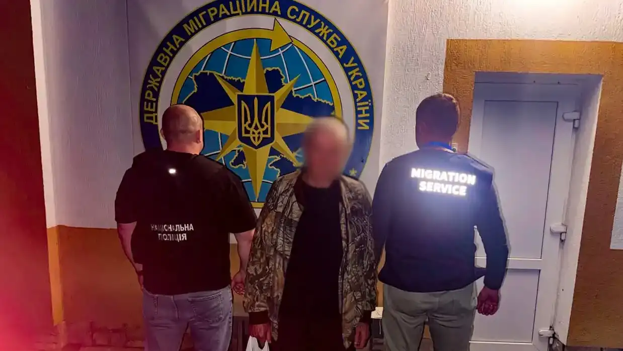 Правоохоронці на Рівненщині виявили громадянина Білорусі, який незаконно перебував в Україні після примусового повернення до країни походження. Його помістили до пункту тимчасового перебування іноземців та готують до примусового видворення.