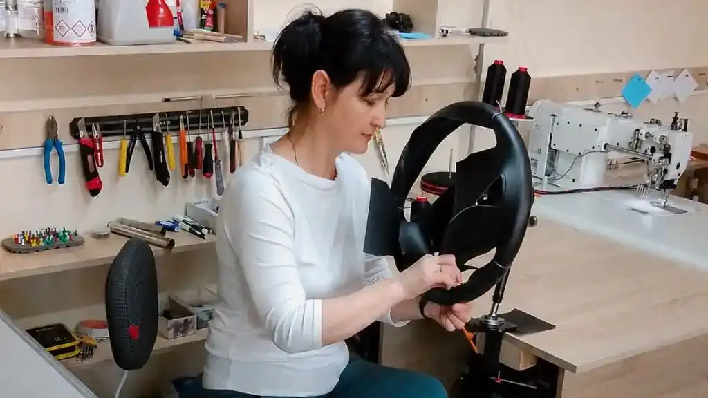 Жителька Сарн Валентина Кибець, дружина військовослужбовця, отримала грант у 250 тисяч гривень за програмою «єРобота» та відкрила власне автоательє. Завдяки бізнесу вже створено нове робоче місце для ветерана.
