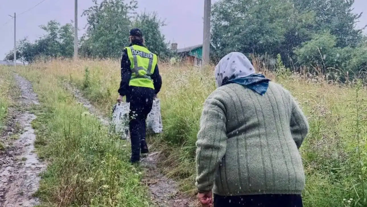 На трасі поблизу Рівного поліцейські допомогли літній жінці, яка поверталася додому під час негоди