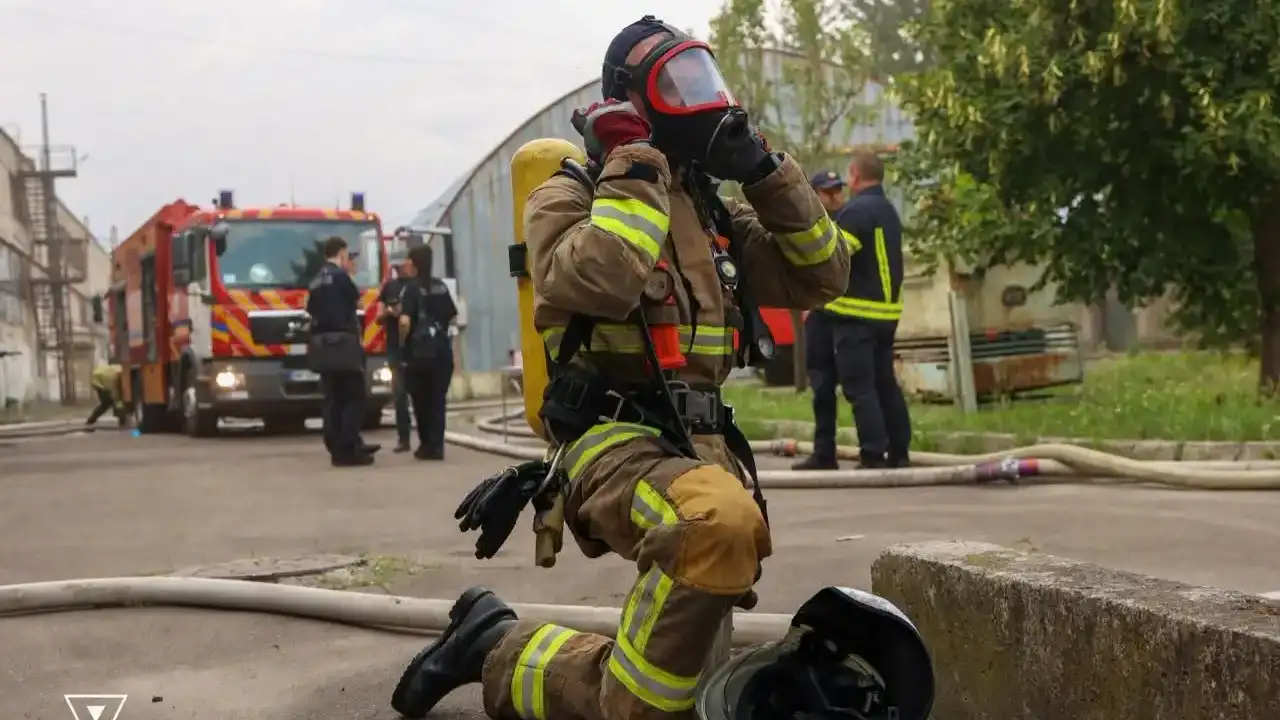 У Рівному 30 рятувальників ліквідували пожежу у виробничому цеху