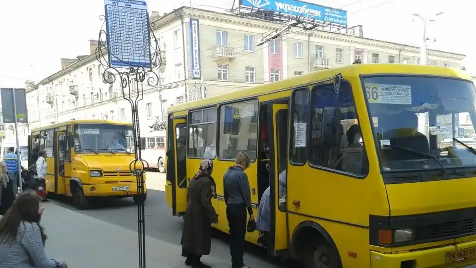 У Рівному планують підвищити вартість проїзду у тролейбусах і маршрутках. Відповідні проєкти рішень винесли на громадське обговорення.