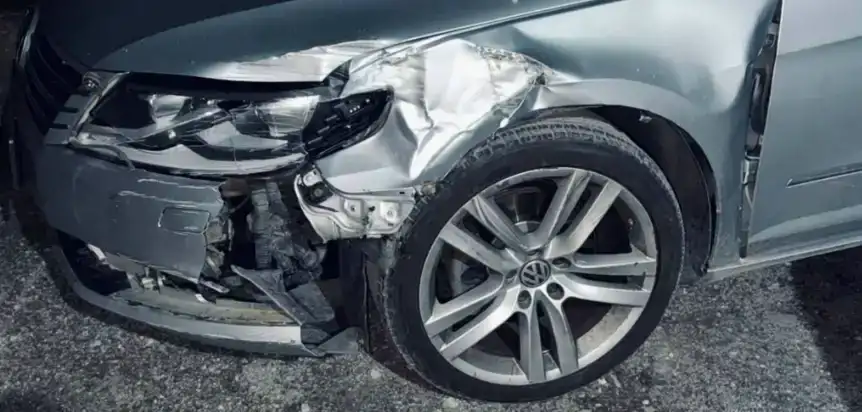 У Рівному чоловік без дозволу взяв автомобіль клієнта, потрапив у ДТП та втік з місця аварії