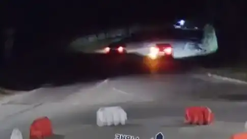 У Рівному водій небезпечно підрізав авто на кільці – відео передали поліції