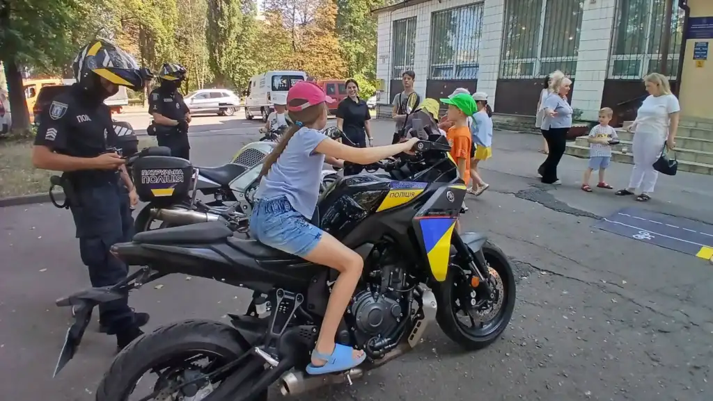 Молоді у Рівному розповіли про безпеку на дорогах і показали роботу мотопатруля.