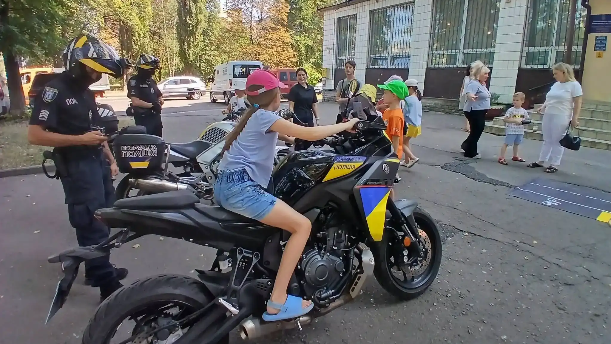 Молоді у Рівному розповіли про безпеку на дорогах і показали роботу мотопатруля.