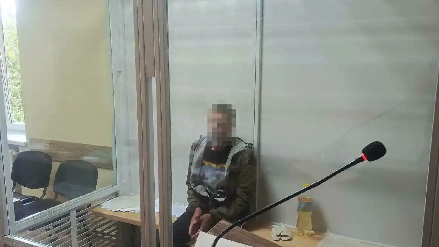 За версією слідства, вбивця забрав її гроші, а після цього підпалив штори в будинку.