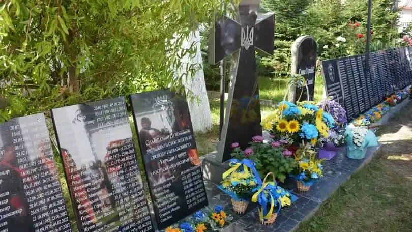 У Дубні збирають кошти на нові меморіальні плити з іменами загиблих захисників.