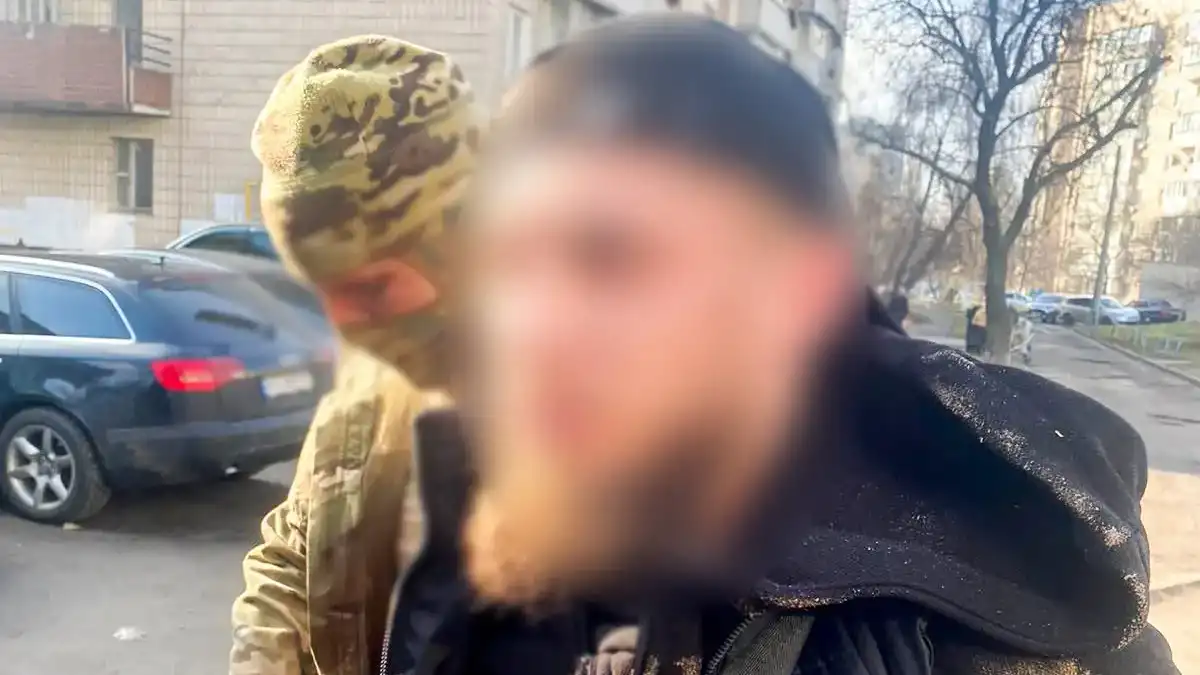 29-річного киянина засудили до дев’яти років позбавлення волі з конфіскацією майна. За даними поліції, він постачав наркотики та психотропи подружжю із Сарненщини, а під час обшуку в нього вилучили понад 7 кг заборонених речовин.