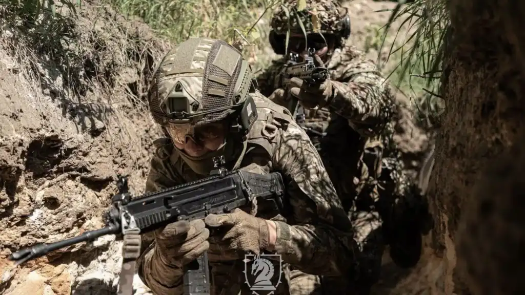 Російські війська за минулу добу завдали 71 авіаудару, скинули 241 керовану авіабомбу та застосували 10 626 дронів-камікадзе. На фронті відбулося 233 бойових зіткнення, найбільше атак – на Костянтинівському напрямку.