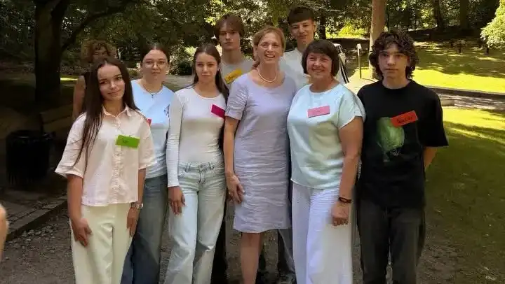 Учні ліцеїв Костополя взяли участь у двотижневому німецько-польсько-українському таборі в Німеччині. Програма включала навчання, екскурсії, культурний обмін та зустріч із міністеркою освіти Німеччини Карін Прін.