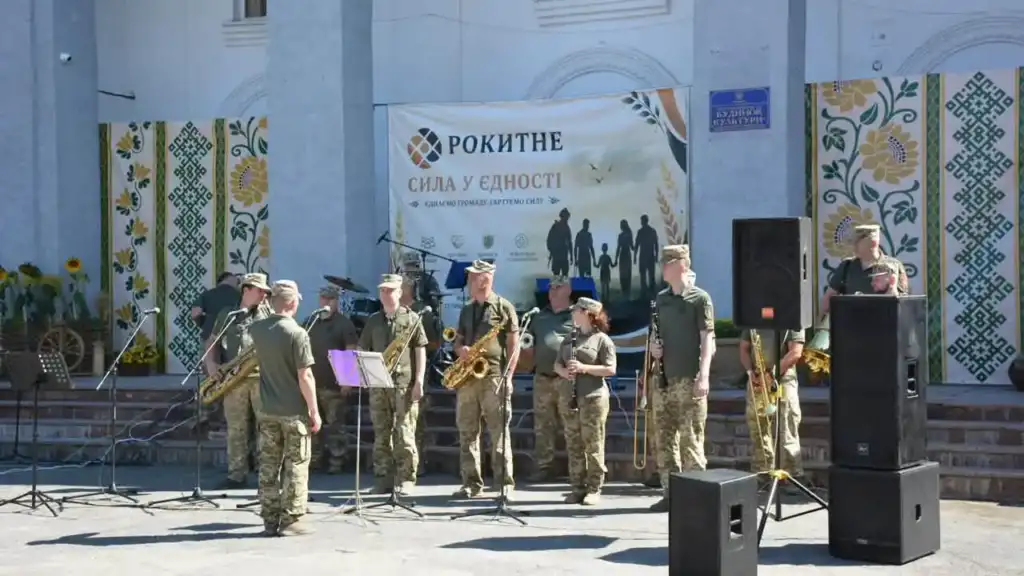 У Рокитному на Рівненщині провели захід «Сарненська звитяга», присвячений підтримці військових і ветеранів. До нього долучилися гвардійці, родини Героїв, волонтери та жителі громади.