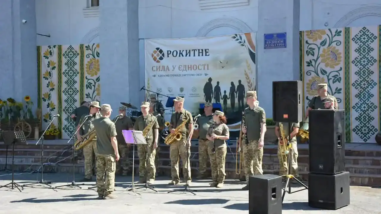 У Рокитному на Рівненщині провели захід «Сарненська звитяга», присвячений підтримці військових і ветеранів. До нього долучилися гвардійці, родини Героїв, волонтери та жителі громади.