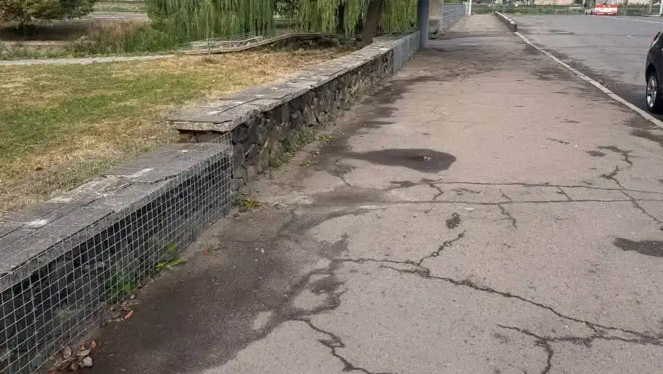 На вулиці Сагайдачного у Рівному невідомі пошкодили габіонну конструкцію, яку монтують комунальники, та викрали 27 метрів загороджувальної сітки. У місті просять відгукнутися можливих свідків.