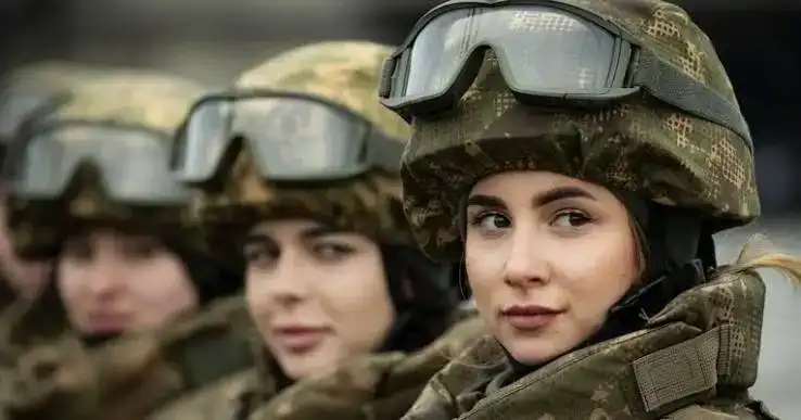 На сайті Кабінету Міністрів зареєстрували петицію з пропозицією поширити військовий обов’язок на працездатних жінок, які не мають дітей. Для розгляду звернення необхідно зібрати 25 тисяч підписів.