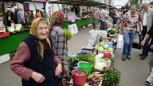 У 2026 році дохід від продажу власної городини до 96 тисяч гривень не оподатковується. Якщо заробіток перевищить цей поріг, із суми перевищення потрібно сплатити 18% ПДФО та 5% військового збору.
