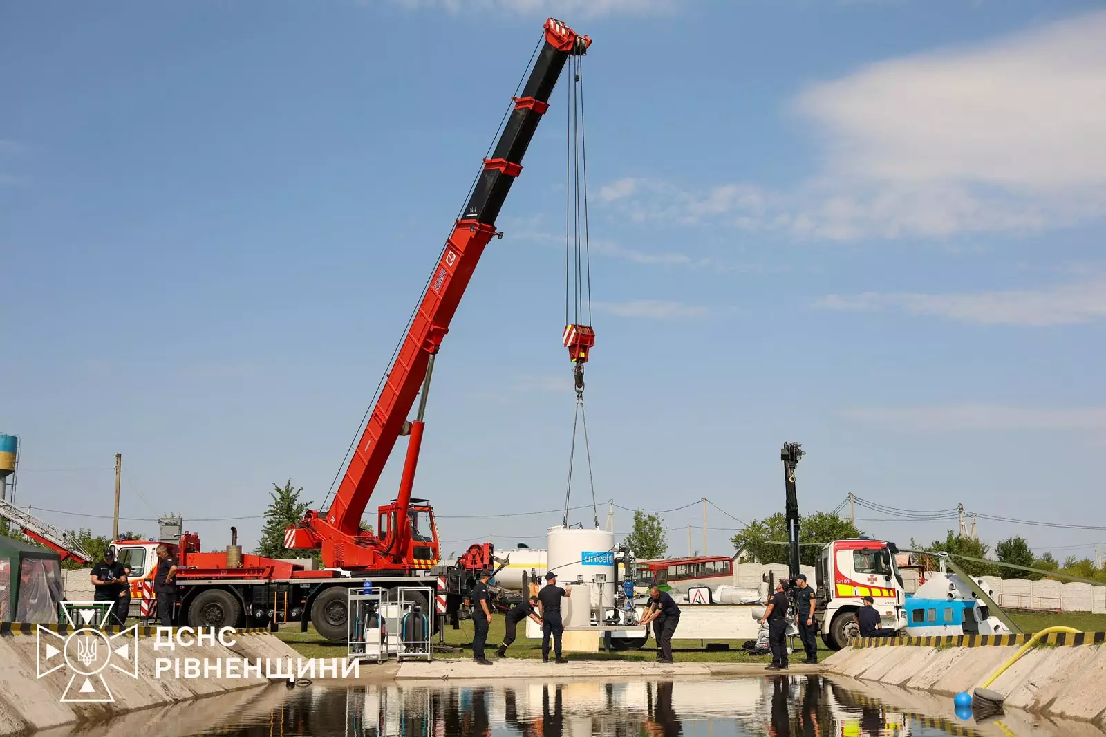 Рятувальники західних областей відпрацювали роботу мобільних водоочисних станцій на Рівненщині