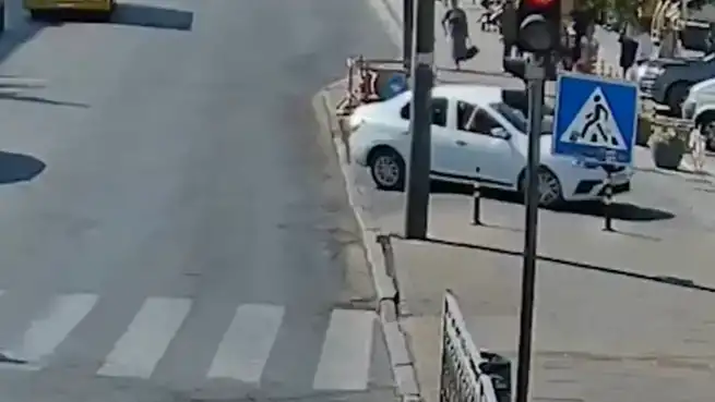 У Рівному водій виїхав на дорогу на червоний сигнал світлофора, коли переходом ішли люди. Небезпечний маневр зафіксували камери системи «Безпечне місто Рівне».