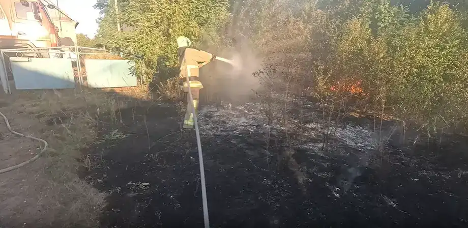 Упродовж 14 серпня рятувальники Рівненщини 22 рази виїжджали на пожежі сухої трави та рослинності. Вогонь знищив понад 9 гектарів.